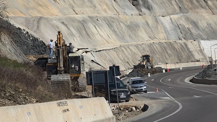VIDEO/Nis ndërhyrja në skarpatën e rrugës së Arbrit
