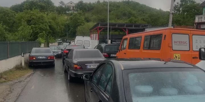 Aksidenti ne Shoshaj mbani te bllokuar pje 2 oresh rrugen nacionale Burrel - Klos