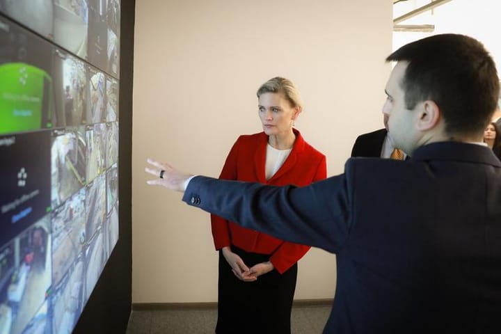 Ambasada Amerikane Forcon Sigurinë në Rinas pas Paralajmërimeve për Kërcënime