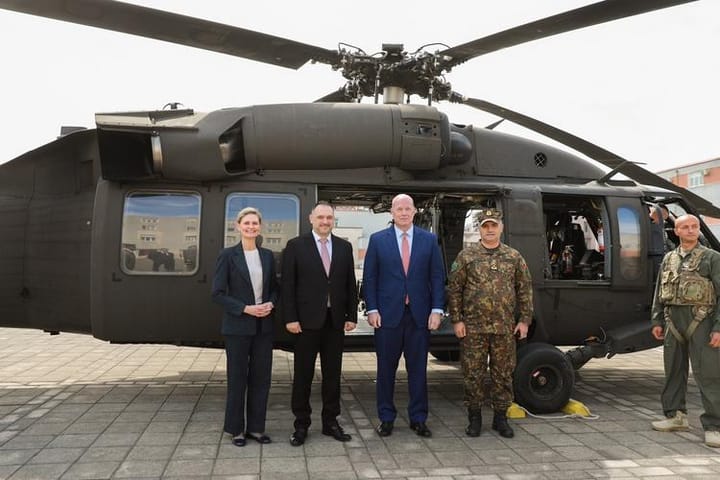 Ambasadori i SHBA në NATO Inspekton Bazën e Kuçovës, Thekson Rëndësinë Strategjike të Shqipërisë