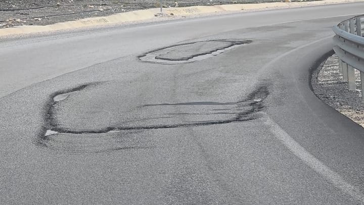 Dëmtimet në rrugën e Arbrit bëhen burim aksidentesh