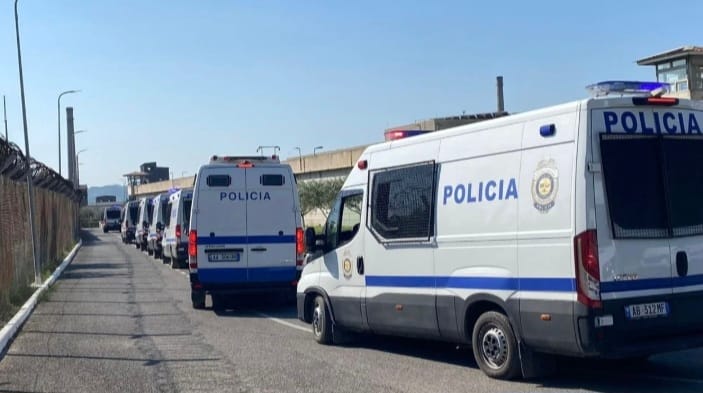 I dënuari përjetë transferohet nga burgu i Peqinit në atë të Burrelit, i gjendet drogë në çorape pas kontrollit në qeli