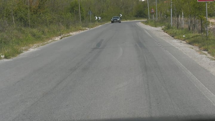 Klos – Burrel pa sinjalistikë horizontale