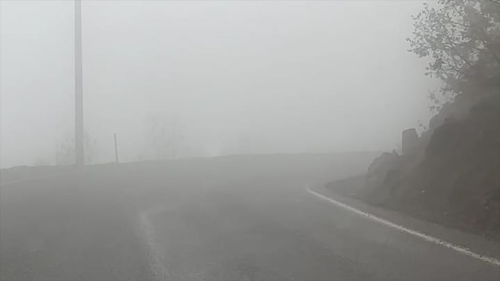 Mjegull e dendur në rrugën Klos - Bulqizë, vështirësohet qarkullimi