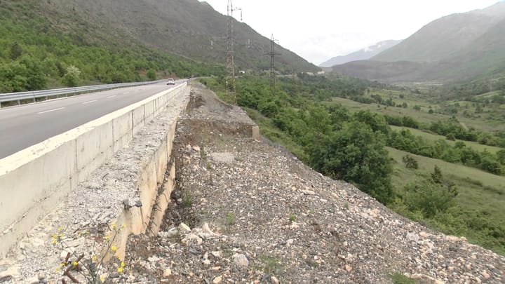 Asnjë masë e marrë për shembjen në fshatin Plan i Bardhë, rruga e Arbrit mbetet në rrezik