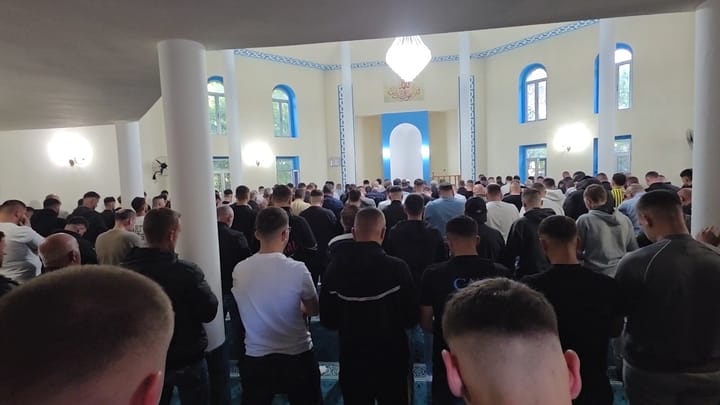 Besimtarët mysliman falin namazin e Kurban Bajramit
