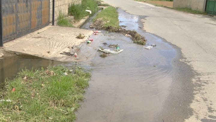 Bllokohen kanalet kulluese në Shupenzë, ujërat e bardha përzihen me të zezat