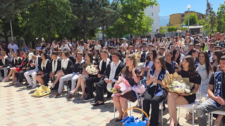 Dita e fundit për maturantët Ceremoni përmbyllëse festive në gjimnazin “Pjetër Budi”, Burrel