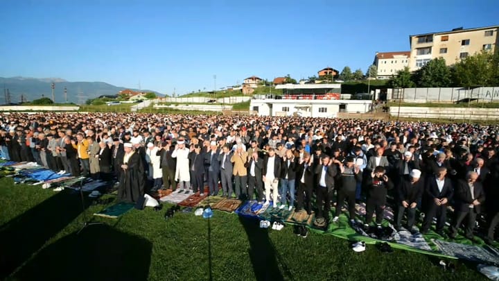 Në Dibër, besimtarët falen në stadium