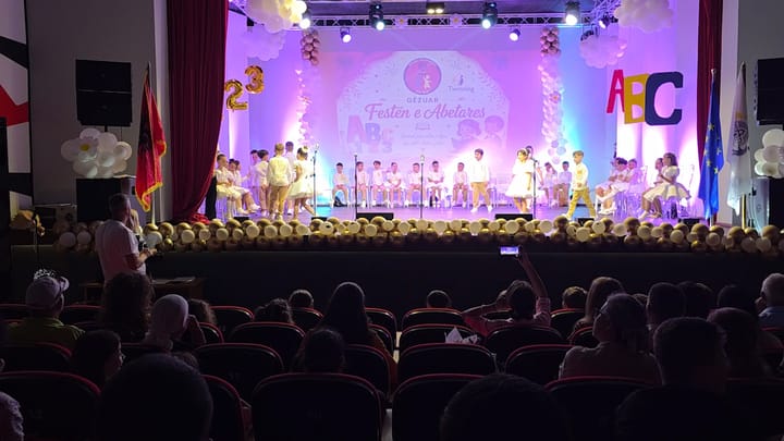 Nxënësit e klasave të para të “Ilia Qiqi” në festë për abetaren