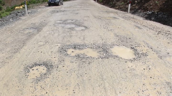 Shirat rikthejnë gropat në rrugën e Krastës, asfaltimi nuk duket në horizont