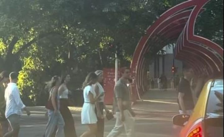 Tirana zgjohet mes turistësh, Rama uron një të diel të paqtë