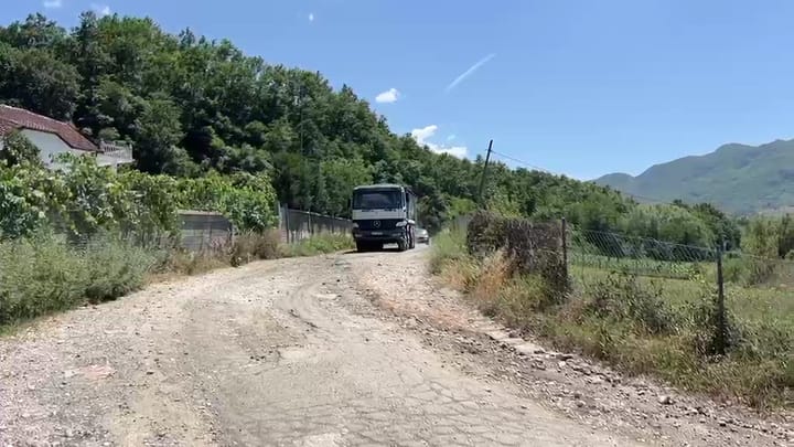 Dëmtohet rruga “Flamur Pisli”