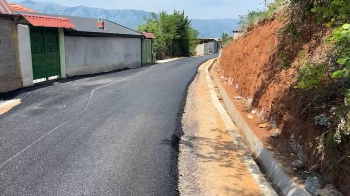 Investime në fshatin Pilafe të Dibrës, rrugë e asfaltuar dhe sistem i kanalizimeve