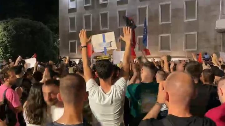Përplasje të Ashpra në Protestën për Zvërnecin: “Revolucioni i Flamingove” para Kryeministrisë