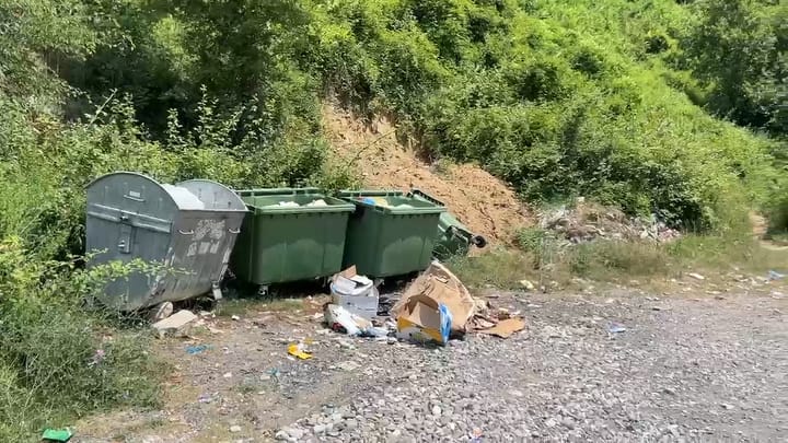PROBLEM ME KOSHAT E MBETURINAVE NË FSHATIN SHULBATËRR, NË FUND VENDOSEN TEK URA
