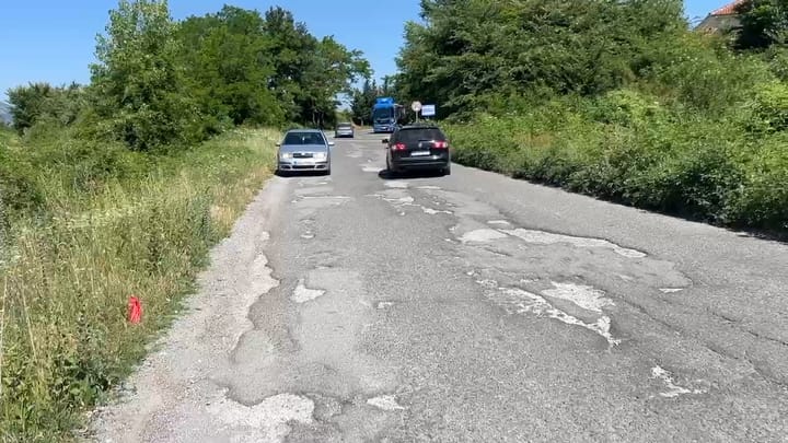 Rruga mes dy doganave në Bllatë, asnjë ndërhyrje deri tani