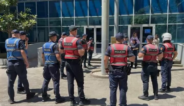 “Spiun! Ke shpifur”/ Sherri në GJKKO, vëllezërit Bushgjokaj dhunuan Petrit Çakrin brenda kafazit të xhamtë, dëmtohen edhe 3 efektivë të togës shoqëruese