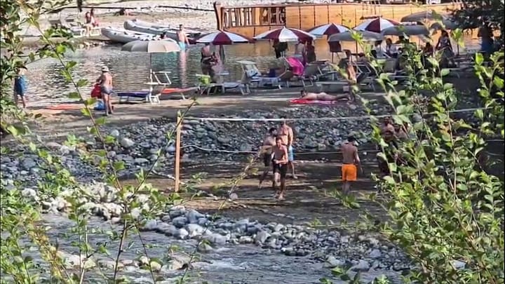 Temperaturat e larta, banorët e Matit dynden në lum