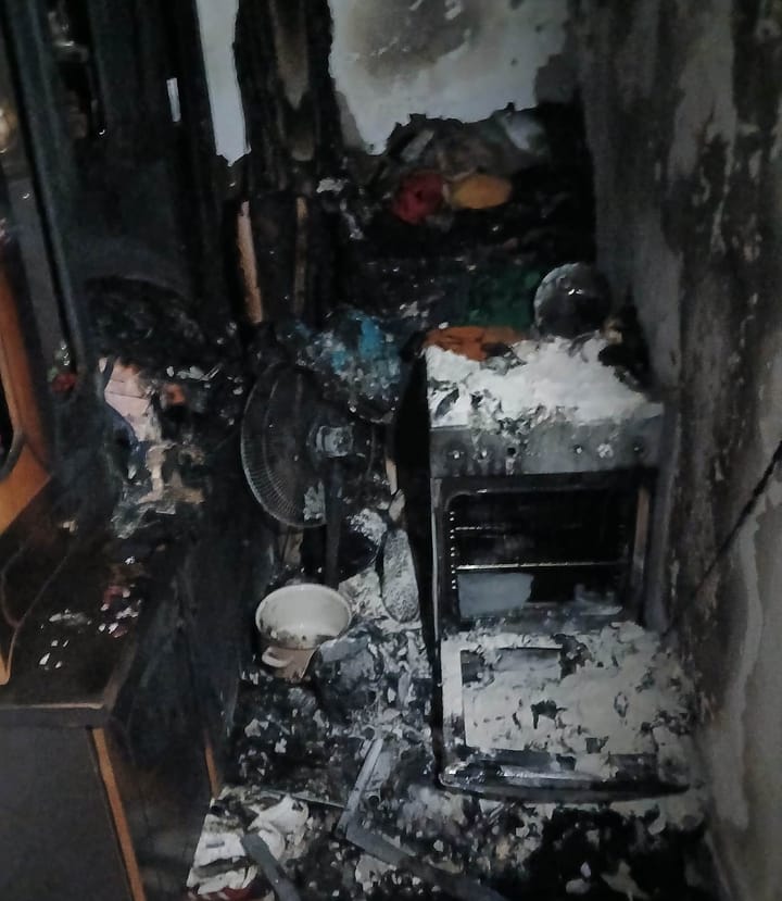 Zjarr në katin e tretë të një pallati në Burrel, ndërhyn shpejt zjarrfikësja