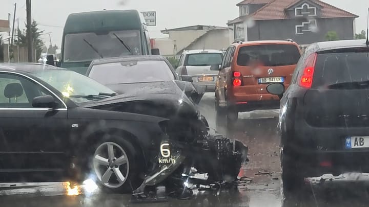 AKSIDENT NË MAQELLARË, VETËM DËME MATERIALE, SHKAK DYSHOHET LAGËSHTIA