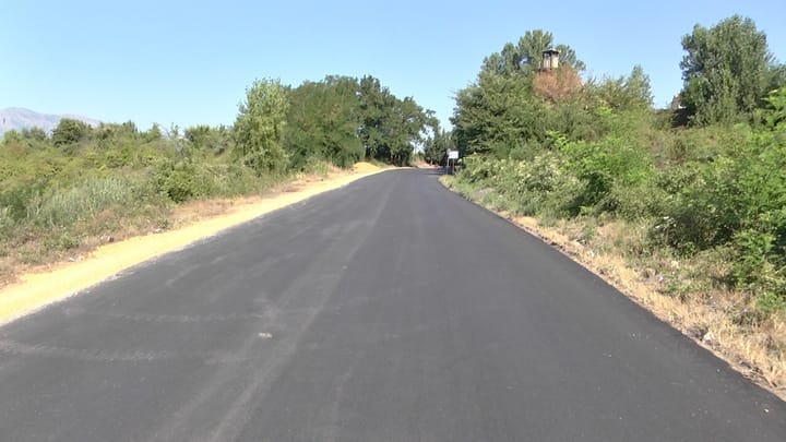 Asfaltohet rruga mes dy doganave në Bllatë të Dibrës