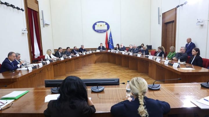 Debat i ashpër për Reformën Territoriale: Opozita kundërshton raportin, mazhoranca mbron procedurën