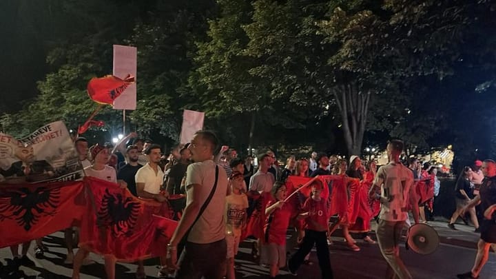 Dita e 37 e Protestës: Qytetarët Marshojnë Drejt Kryeministrisë me Thirrje Për Dorëheqje