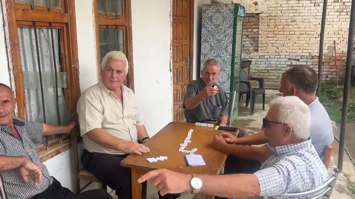 GJORICË, ANKOHEN PENSIONISTËT: NUK NA DEL PENSIONI PËR KAFE E JO MË PËR PUSHIME
