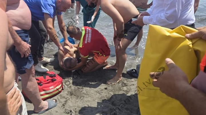 Heroi i Velipojës: Vrojtuesi i Plazhit Shpëton Jetën e një Pushuesi
