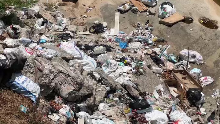 MBETURINAT NË GURRË, BANORËT KËRKOJNË VENDOSJEN E KOSHAVE