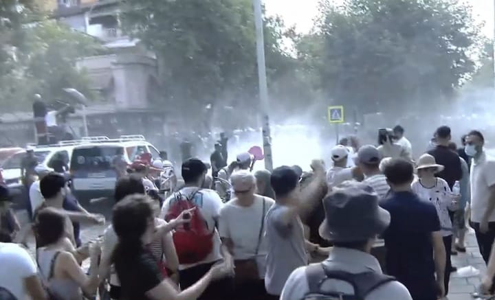 PROTESTA PERBALLE PARLAMENTIT/ Policia hedh gaz lotsjellës dhe ujë me piper në drejtim të protestuesve, nuk kursehet as media