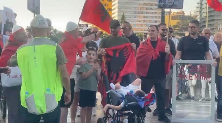 Qytetarët Marshojnë Për Të 37-tën Ditë: Kërkojnë Dorëheqjen e Qeverisë dhe Ndryshime Politike
