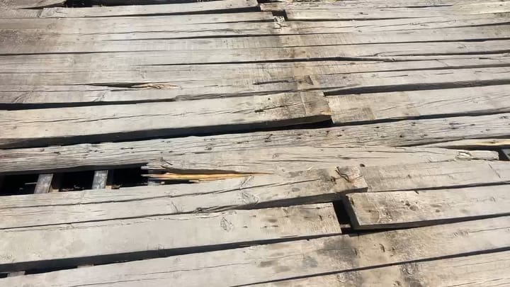 URA E ISH-PAZARIT TË VJETËR E DËMTUAR, BASHKIA PREMTON NDËRHYRJE