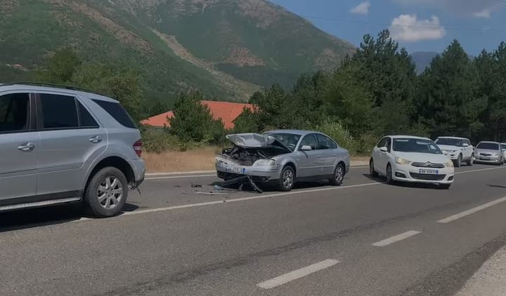 Aksident në aksin Peshkopi–Bulqizë/ Tre persona të plagosur, një prej tyre është nisur drejt “Traumës”