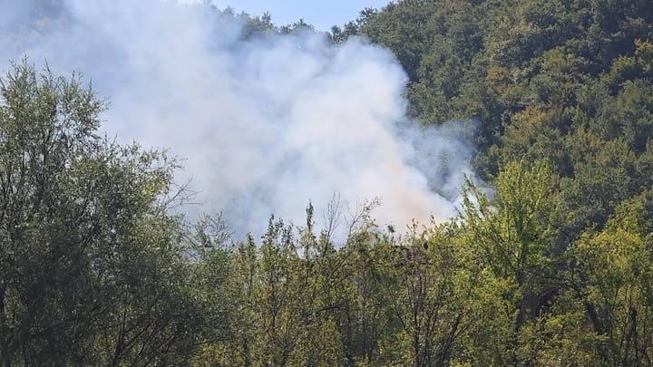 AKTIVIZOHEN TRE VATRA ZJARRI NJËHERËSH NË FSHATIN KUJTIM TË BASHKISË KLOS, DYSHOHET TË QËLLIMSHME