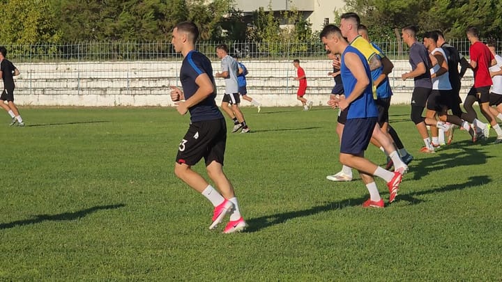 FUTBOLL / “BURRELI” VIJON MERKATON, PARALELISHT EDHE MIQËSORET