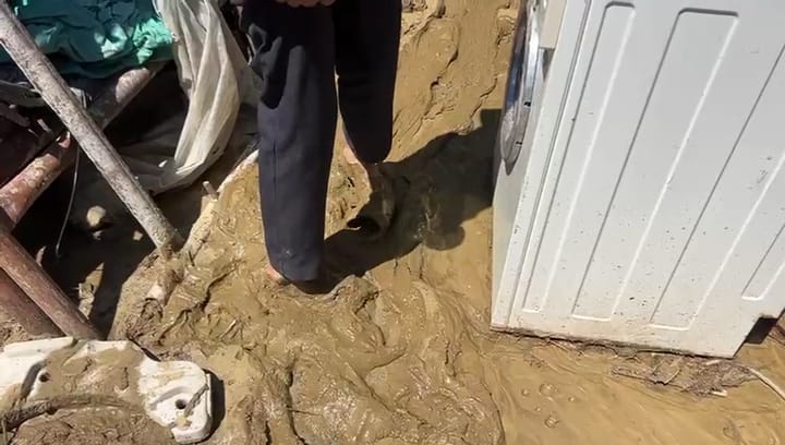 Kanali i Klosit çahet dhe përmbyt banesën, balta dhe ujërat dalin në rrugën Klos-Burrel