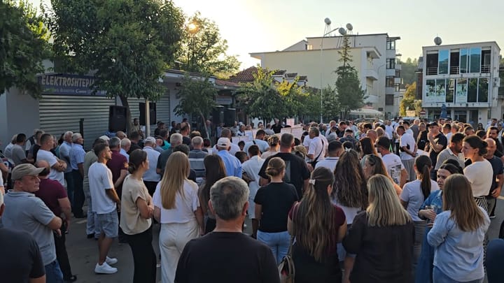 Klos, qytetarët në protestë kundër shkrirjes së bashkisë