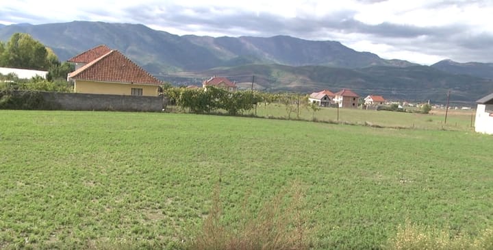 KONFLIKT FAMILJAR NË DIBËR, PËRPLASJA PËRFUNDON ME TË SHTËNA ME ARMË