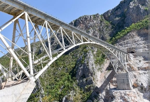 Ngjarje e rëndë në Klos, dyshohet se një person është hedhur nga Ura e Vashës