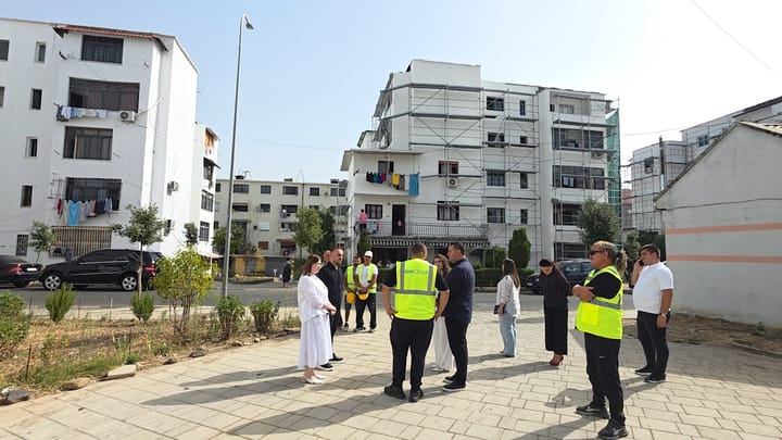 Përfundon veshja me sistem kapotë për 6 pallate, vijon puna për hidroizolimin e tarracave