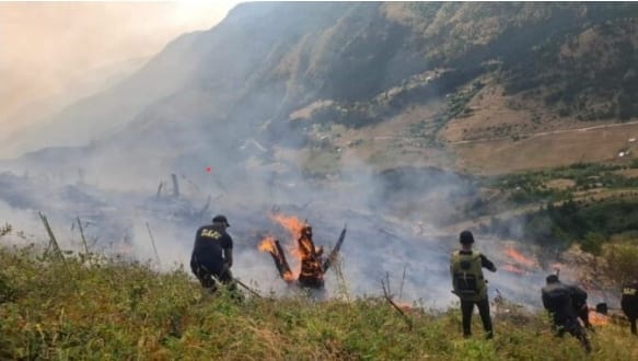 Vijon lufta me flakët në Parkun Kombëtar të Lurës/ Në terren mbi 100 forca dhe dy helikopterë