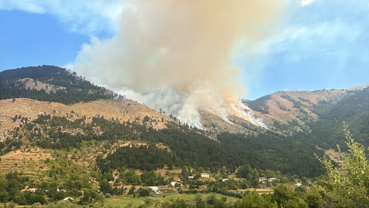 Zjarr i madh në Parkun Kombëtar Lurë–Mali i Dejës, flakët përhapen me shpejtësi – ndërhyjnë dy helikopterë