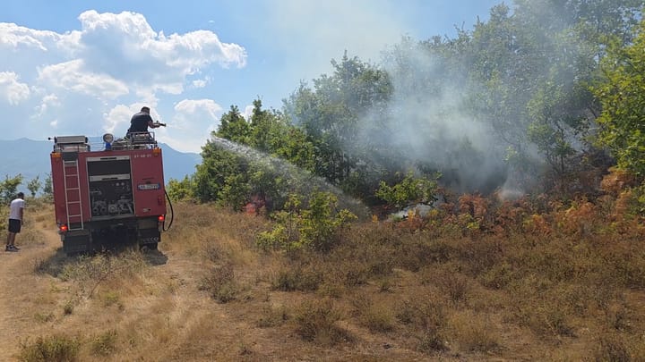 ZJARR NË LAGJEN “HALILAJ” TË SUÇIT, NDËRHYRJA E SHPEJTË E SHËRBIMIT ZJARRFIKËS TË KLOSIT SHPËTON BANESAT