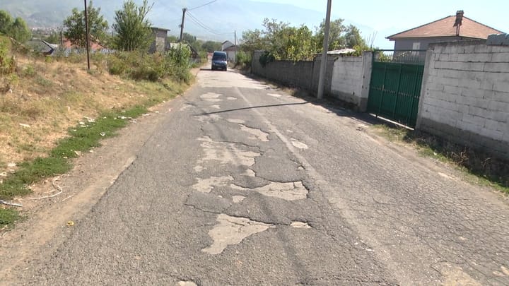Harrohet rruga ura e Topojanit - Maqellarë, gropat bëhen problem për drejtuesit e mjeteve