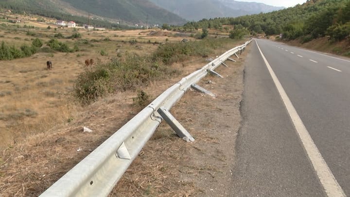 Segmenti i rrezikshëm i rrugës nacionale Bulqizë – Peshkopi, barrierat anësore të dëmtuara nga automjetet