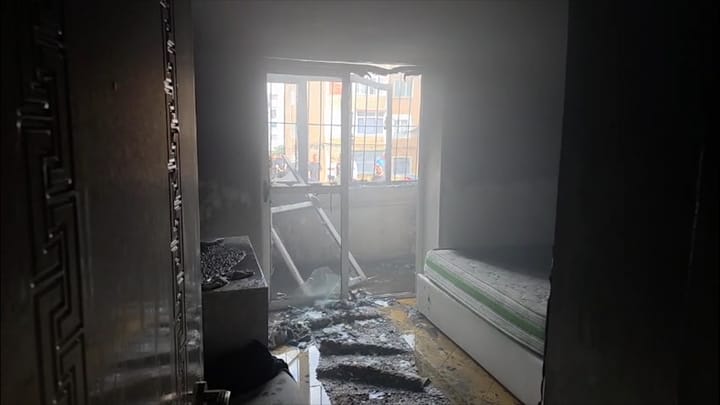 Zjarr në një banesë në bulqizë, shpëtohet në momentet e fundit i riu me AK