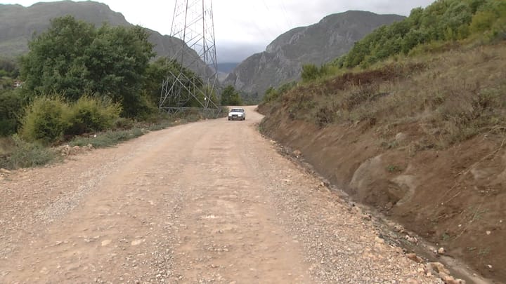 NIS ZBATIMI I PROJEKTIT PËR ASFALTIMIN E TRE RRUGËVE NË BASHKINË KLOS, VENDOSET TABELA