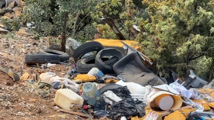 Vijon ndotja në Qaf Buall – Krastë, hidhen inerte dhe goma makinash